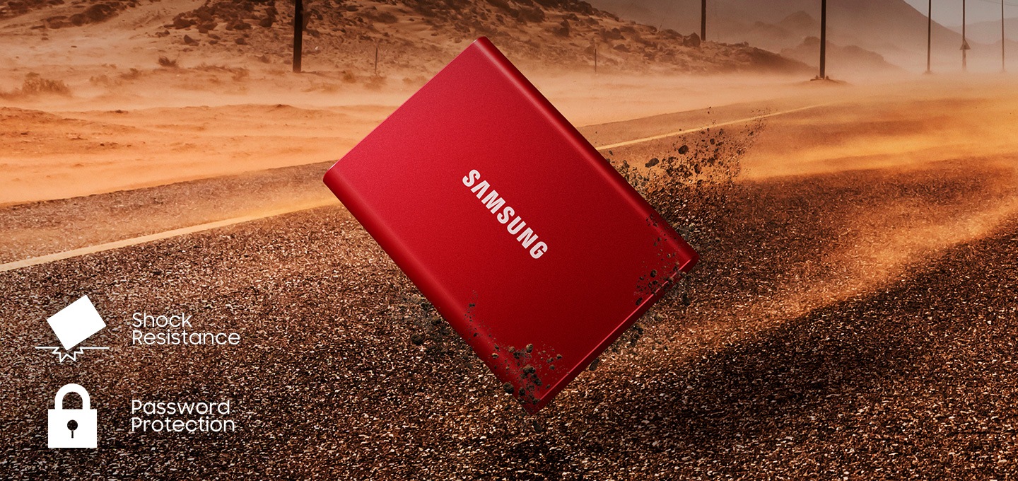 도로 위 메탈릭 레드 색상의 제품이 떨어지고 있는 이미지 노출