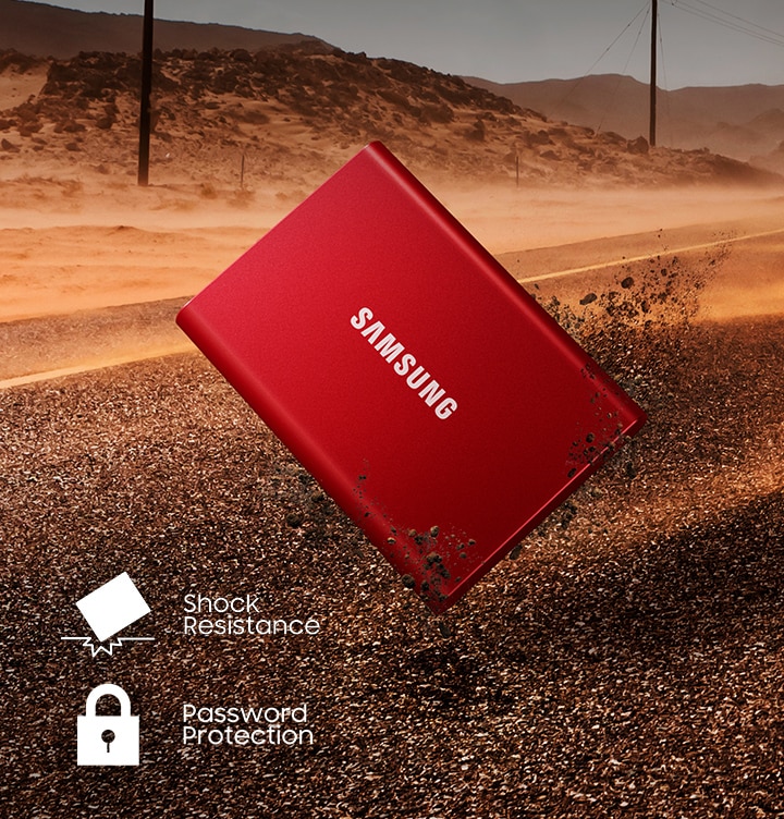 도로 위 메탈릭 레드 색상의 제품이 떨어지고 있는 이미지 노출