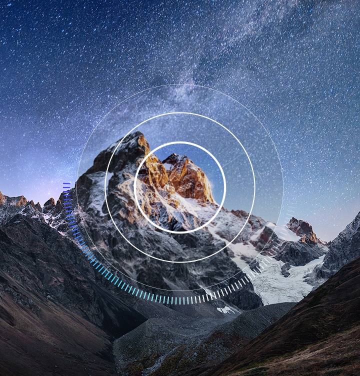 밤하늘에 은하수가 있고 설산이 있습니다.