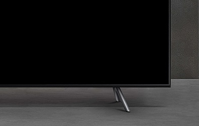 제품 정면 오른쪽 하단 스탠드를 보여주고 있습니다.