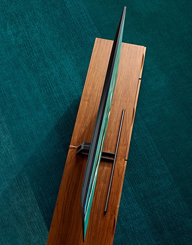 TV가 스탠드 형태로 선반위에 놓여져 있는 모습을 위에서 찍은 이미지 입니다. 