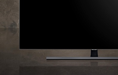 인스크린 화면이 꺼진 TV 정면을 보여주고 있습니다.