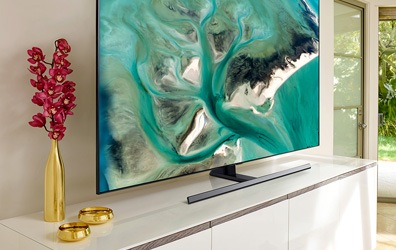 TV가 선반위에 올려져 있는 모습을 측면에서 보여주고 있습니다.