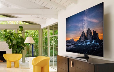 TV가 거실 선반위에 올려져 있습니다.