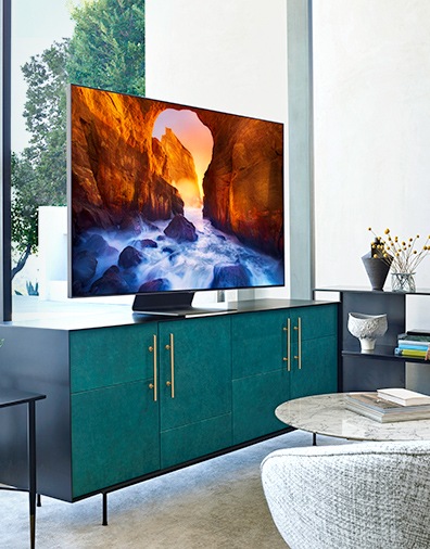 TV가 수납장위에 올려져 있습니다.