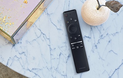 리모컨이 탁상위에 놓여져 있습니다.