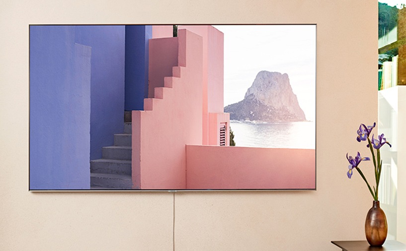 TV가 벽에 걸려있습니다.