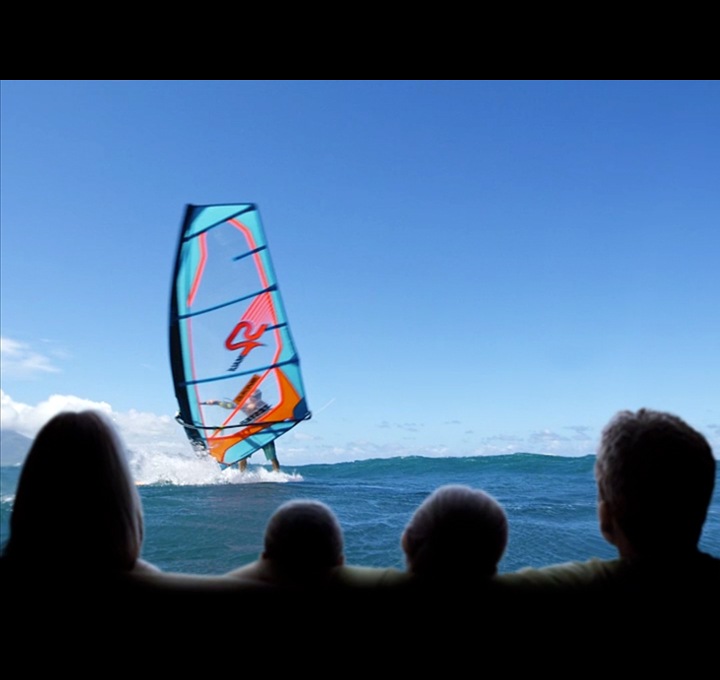 남성이 윈드 서핑하는 모습을 보고 있습니다.