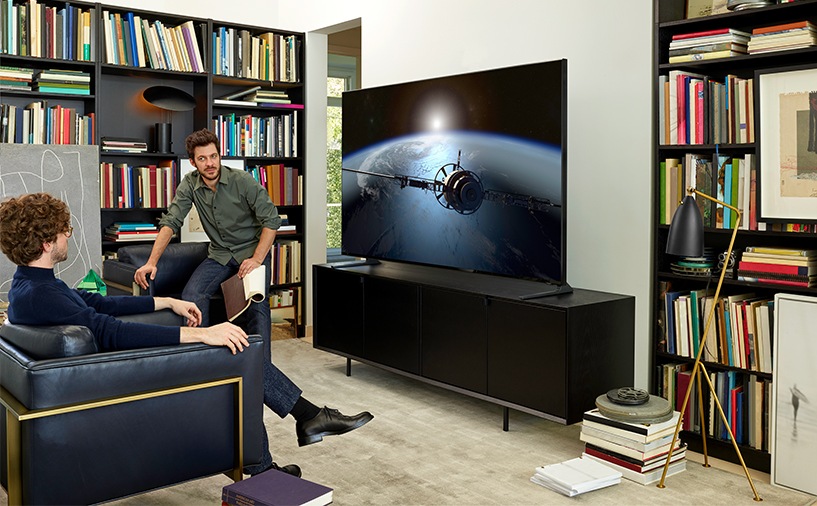 남성 2명이 TV 앞에 있습니다.