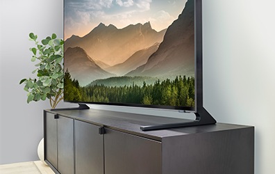 인스크린 화면에 산이 나오고 제품 스탠드부분을 측면에서 보여주고 있습니다.