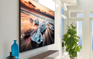 거실 벽에 TV가 걸려 있습니다.