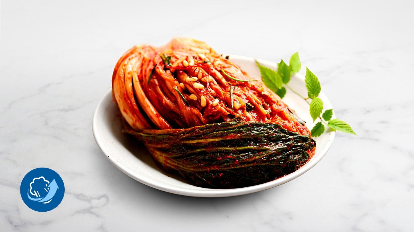 접시위에 김치가 놓여져 있으며 좌측에는 김치맛 향상을 아이콘화 하였습니다.