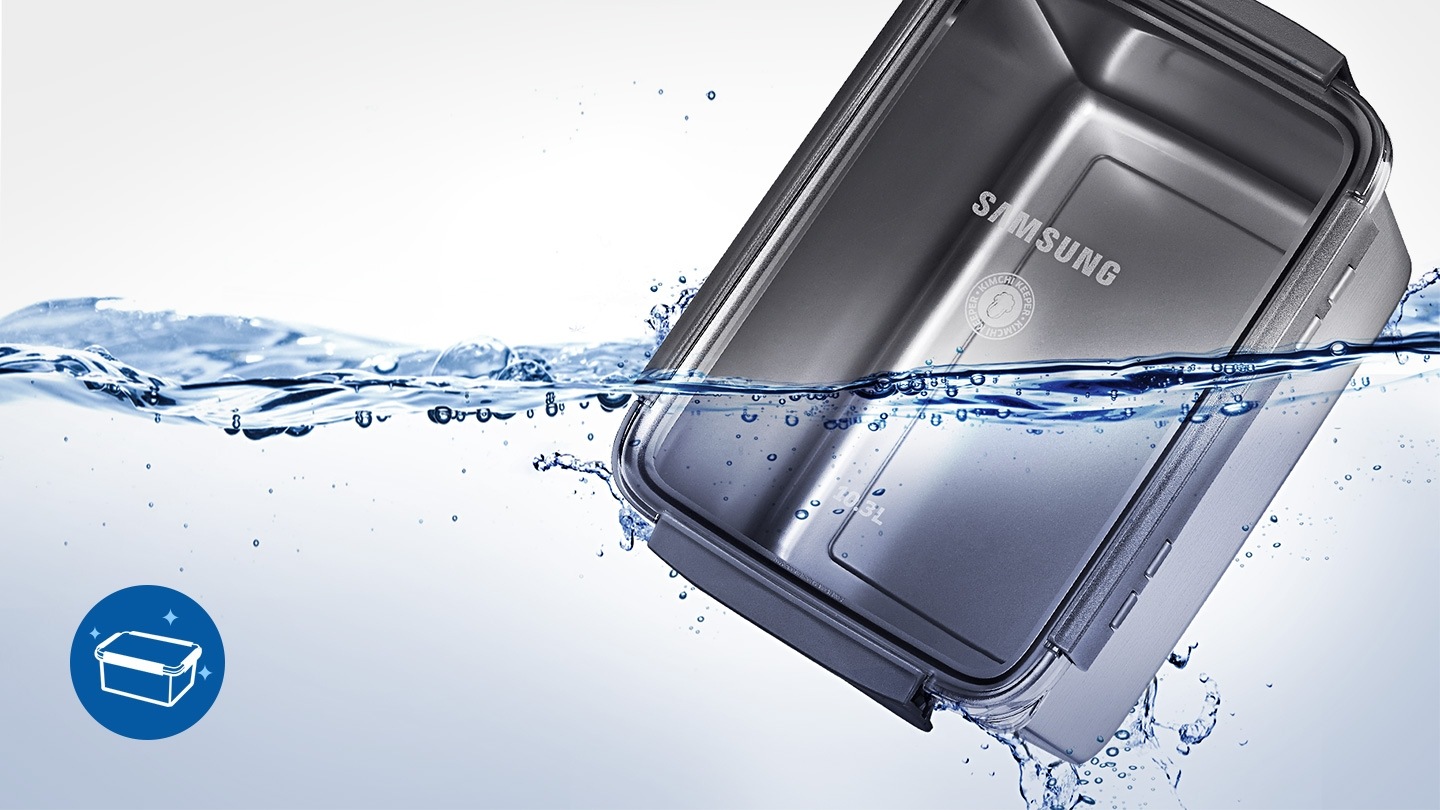 메탈쿨링 김치통이 물에 반쯤 잠겨 있으며 좌측에는 김치통을 아이콘화 하였습니다.