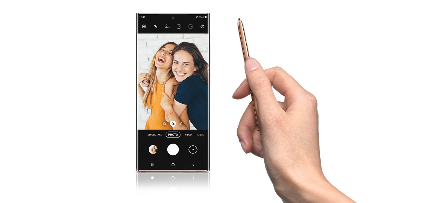 왼쪽에는 갤럭시 스마트폰이 보여지며 찍은 사진을 보여주고 있습니다. 오른쪽에는 오른손으로 S펜을 들고 있으며 갤럭시 스마트폰의 사진을 그리려는 손동작을 하고 있습니다.