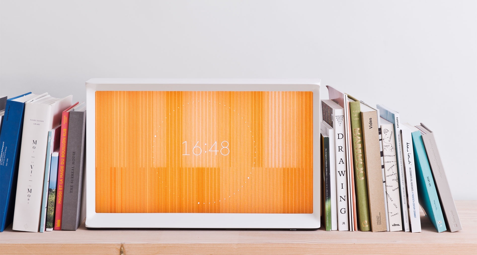 책장 위 선반에 책들과 함께 세리프TV가 놓여져있는 모습이 보입니다.