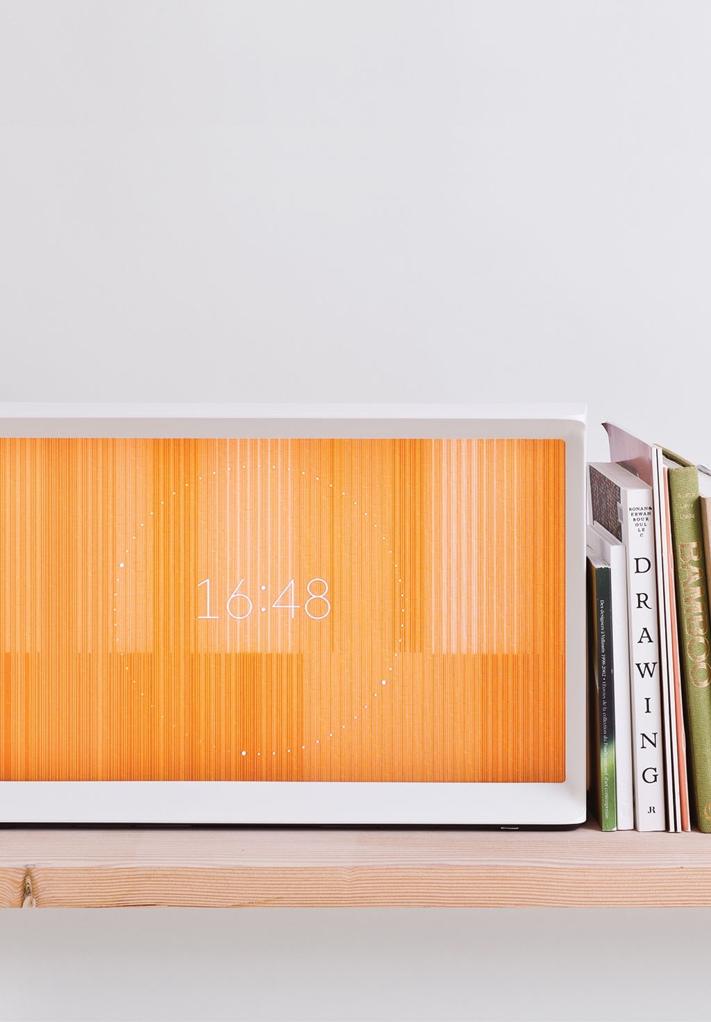 책장 위 선반에 책들과 함께 세리프TV가 놓여져있는 모습이 보입니다.