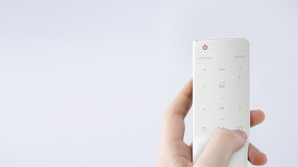 우측에 세리프TV 리모컨을 쥐고 있는 모습이 보입니다.