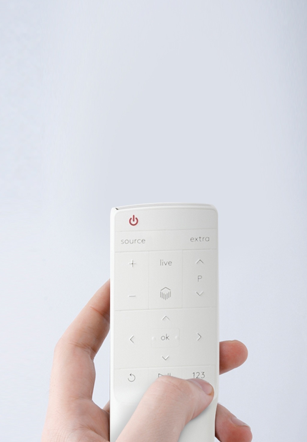 우측에 세리프TV 리모컨을 쥐고 있는 모습이 보입니다.