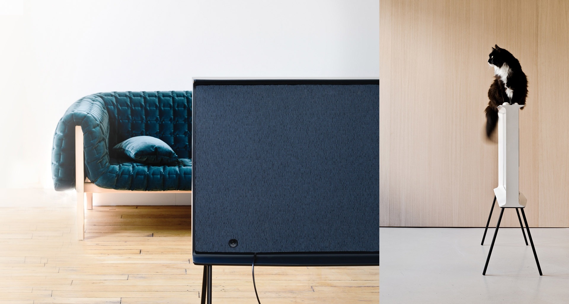 왼쪽에는 뒷면이 패브릭 소재로 마감된 세리프 TV의 모습이 보이고 오른쪽에는 세리프TV 옆면이 보이며 베젤 위에 고양이가 앉아 있는 모습이 보입니다.