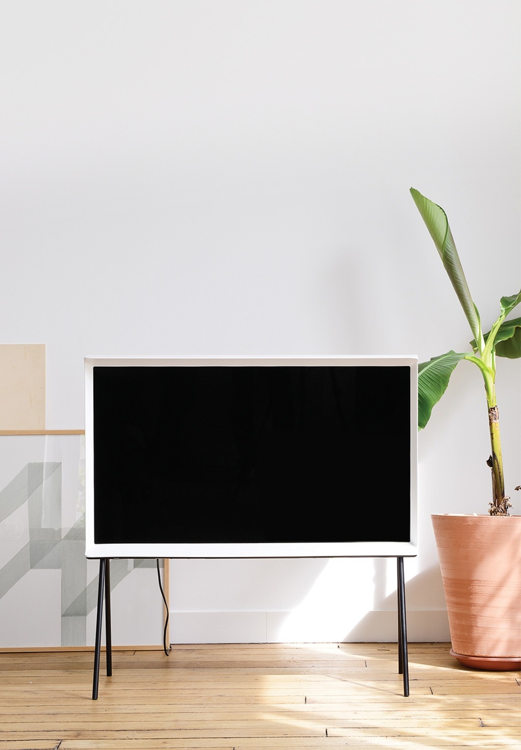 거실에 세리프TV가 스탠드에 조립되어 인테리어 되어 놓여져 있습니다.