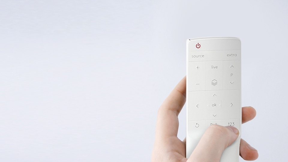 우측에 세리프TV 리모컨을 쥐고 있는 모습이 보입니다.