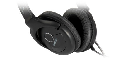 유선형 라인의 이어캡과 블랙컬러의 심플함, 헤드쿠션에 새겨진 삼성로고로 세련된 디자인을 보여주고 있습니다.