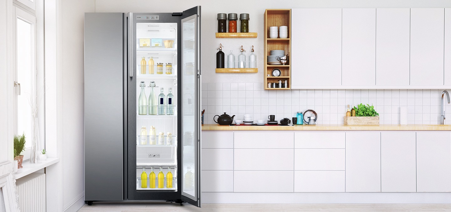 주방에 설치된 냉장고의 모습이 보여집니다.