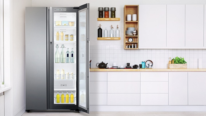주방에 설치된 냉장고의 모습이 보여집니다.