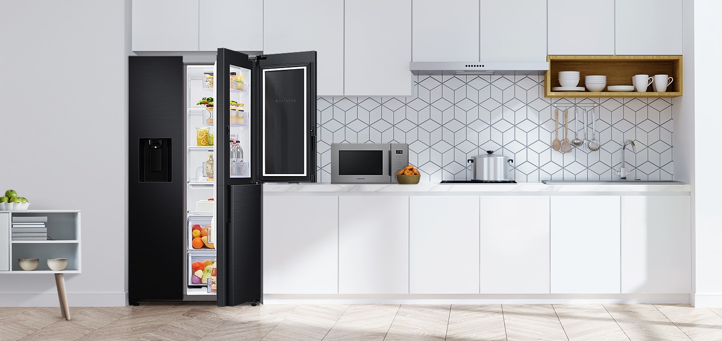 주방을 배경으로 젠틀 블랙 매트 컬러 냉장고 제품 오른쪽 인케이스가 살짝 열려있고 푸드 쇼케이스가 활짝 열려있으며 안에 음식들이 신선하게 채워져있습니다.