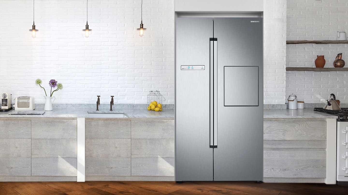 주방에 놓여져 있는 냉장고가 보여지고 있습니다.