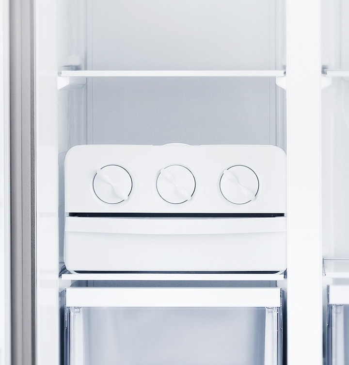 냉동실 안에 있는 아이스 메이커가 보여지고 있습니다.