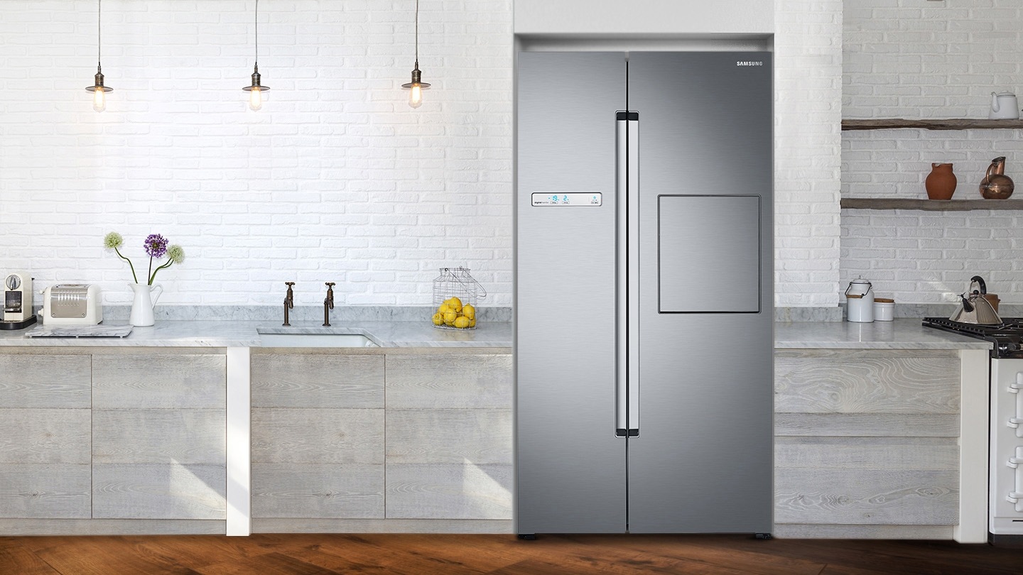 주방에 놓여져 있는 냉장고가 보여지고 있습니다.