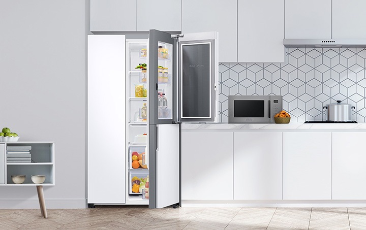 주방을 배경으로 제품 오른쪽 인케이스가 살짝 열려있고 푸드 쇼케이스가 활짝 열려있으며 안에 음식들이 신선하게 채워져있습니다.