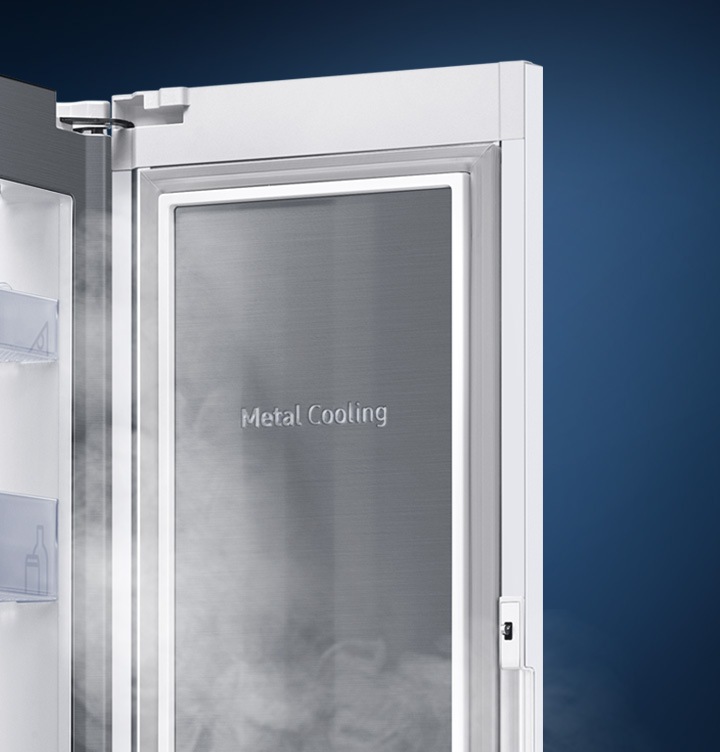 메탈쿨링 도어가 보이도록 푸드 쇼케이스 문이 활짝 열려있습니다.