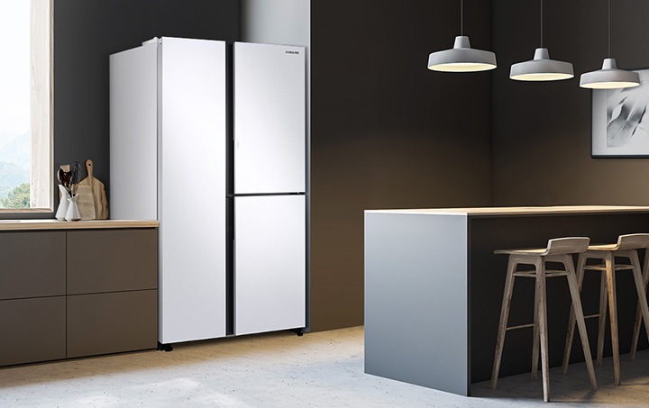 주방에 빌트인으로 설치된 제품 앞면이 오른쪽으로 30도 틀어진 모습이 보여지고 있습니다.