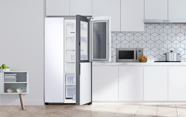 주방을 배경으로 오른쪽 인케이스가 살짝 열려있고 푸드 쇼케이스가 활짝 열려있으며 안에 음식들이 신선하게 채워져있습니다.