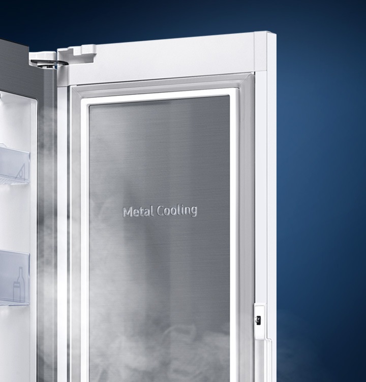 메탈쿨링 도어가 보이도록 푸드 쇼케이스 문이 활짝 열려있습니다.
