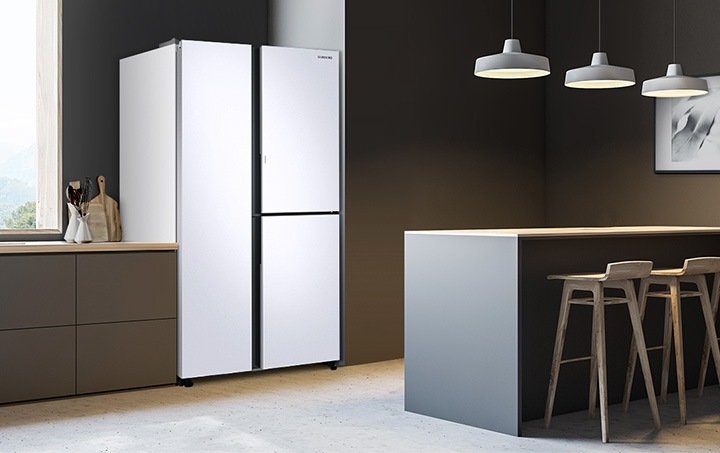 주방에 빌트인으로 설치된 제품 앞면이 오른쪽으로 30도 틀어진 모습이 보여지고 있습니다.