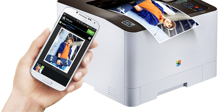 samsung mobile print App이 실행되고 있는 스마트폰을 제품의 NFC 스티커가 있는 부분에 가까이 가져간 후 스마트폰 내 UI 변화와 제품에서 스마트폰의 이미지가 출력되는 과정을 보여주고 있습니다.