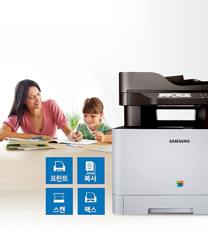 오른쪽에 SL-C1453FW 모델 있고 왼쪽에는 아이와 함께 학습하는 여자가 있으며, 프린터 옆에는 프린트, 복사, 스캔, 팩스 아이콘이 있다.