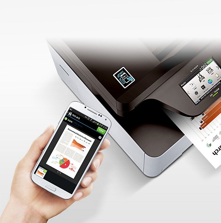 우측에 SL-C1453FW 모델 있고 좌측에 스마트폰을 쥔 손이 있다.