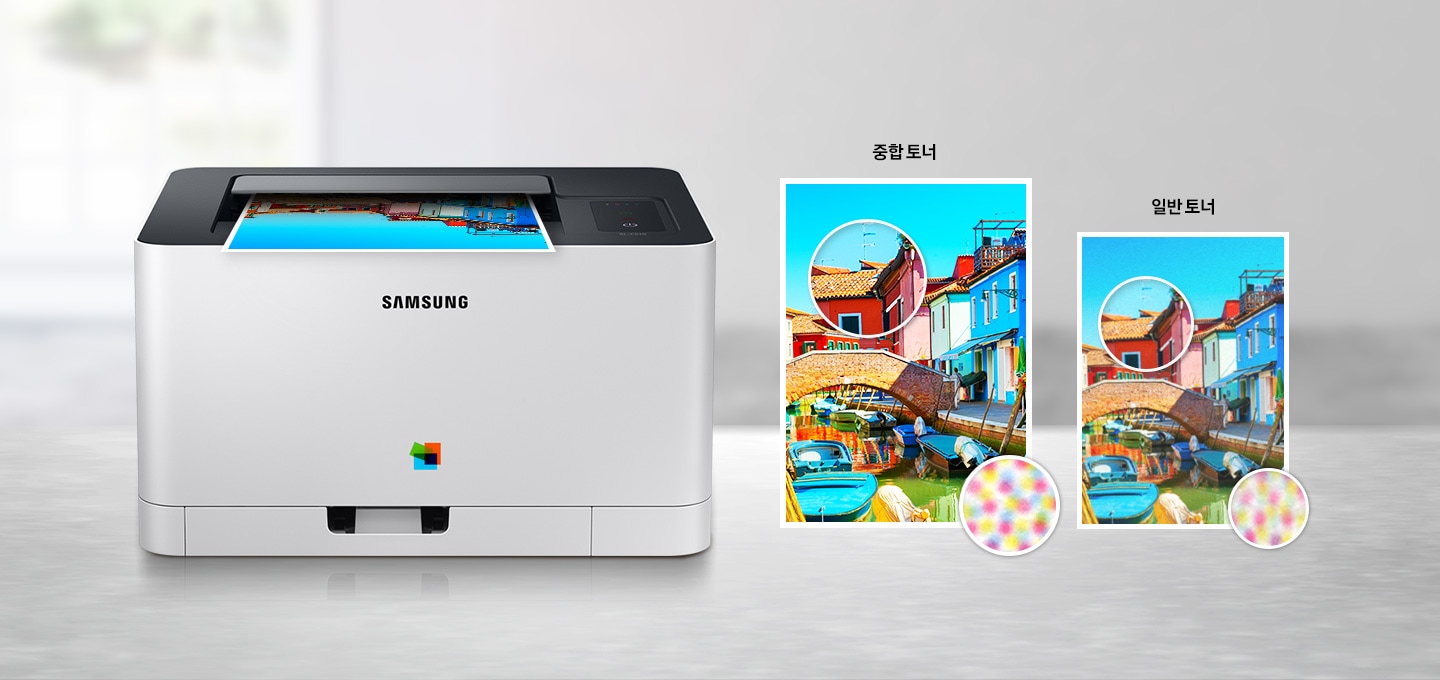 햇빛이 들어오는 배경에 이미지 왼쪽 부분에는 제품 정면 이미지가 있고 오른쪽에는 중합 토너를 사용하여 건물 풍경을 인쇄한 이미지와 일반 토너를 사용하여 인쇄한 이미지 출력물을 각각 오른쪽 하단에 어떻게 출력되었는지 확대하여 선명도를 비교 하는 이미지 입니다.