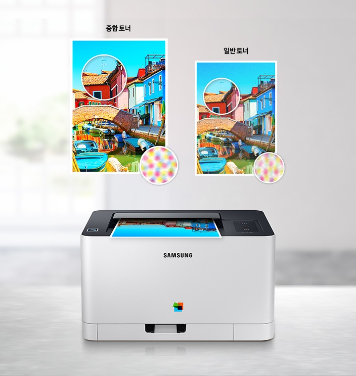 햇빛이 들어오는 배경에 이미지 왼쪽 부분에는 제품 정면 이미지가 있고 오른쪽에는 중합 토너를 사용하여 건물 풍경을 인쇄한 이미지와 일반 토너를 사용하여 인쇄한 이미지 출력물을 각각 오른쪽 하단에 어떻게 출력되었는지 확대하여 선명도를 비교 하는 이미지 입니다.