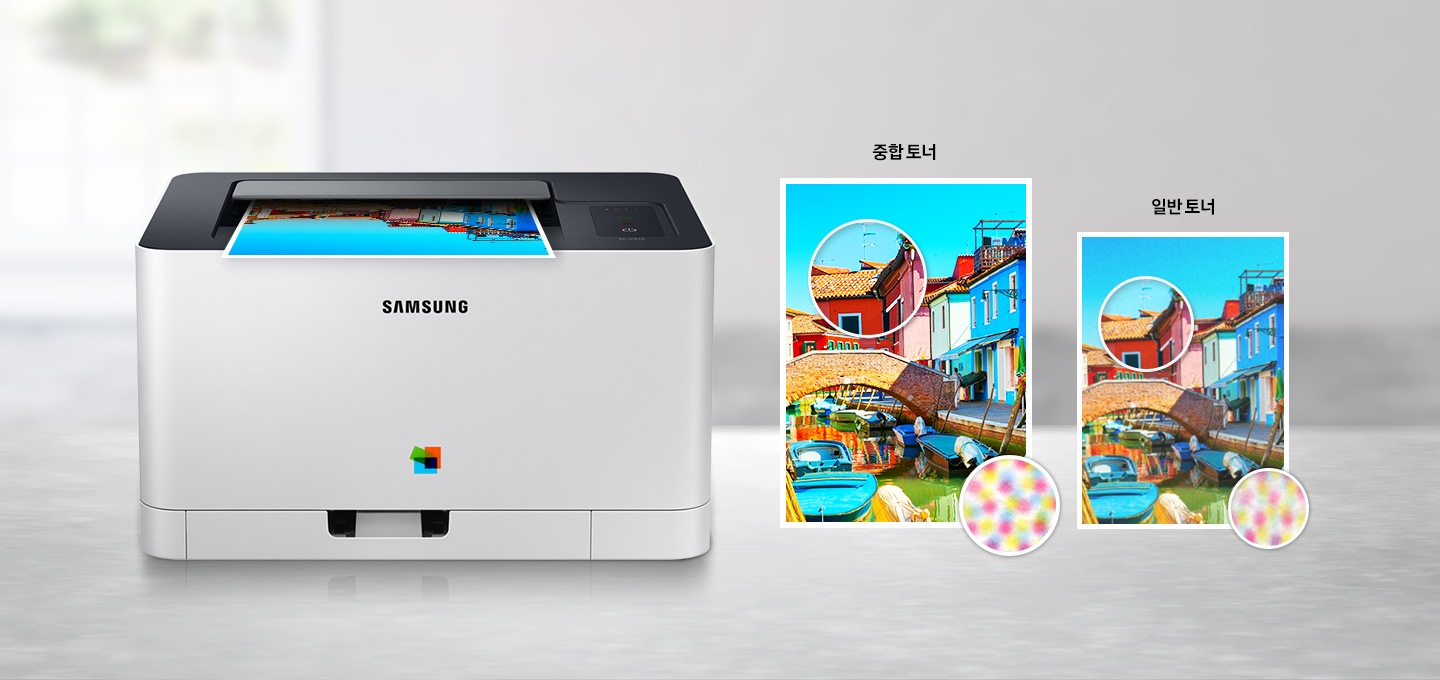 햇빛이 들어오는 배경에 이미지 왼쪽 부분에는 제품 정면 이미지가 있고 오른쪽에는 중합 토너를 사용하여 건물 풍경을 인쇄한 이미지와 일반 토너를 사용하여 인쇄한 이미지 출력물을 각각 오른쪽 하단에 어떻게 출력되었는지 확대하여 선명도를 비교 하는 이미지 입니다.