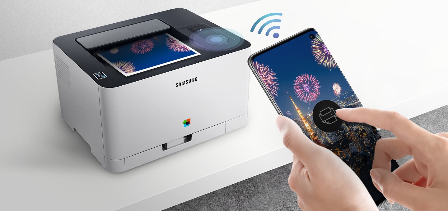 컬러 레이저프린터 18/4 ppm 화이트 제품이 화이트 책상위에 측면으로 놓여져 있고, 그 앞에 스마트폰이 있는 이미지 입니다. 스마트폰에 와이파이를 연결해 프린트를 할 수 있다는것을 알려주는 이미지 입니다.