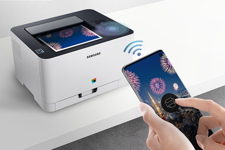 컬러 레이저프린터 18/4 ppm 화이트 제품이 화이트 책상위에 측면으로 놓여져 있고, 그 앞에 스마트폰이 있는 이미지 입니다. 스마트폰에 와이파이를 연결해 프린트를 할 수 있다는것을 알려주는 이미지 입니다.