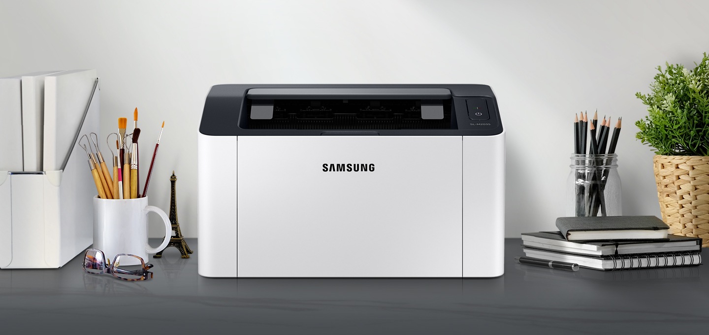 [하얀 색상의 벽과 검은 색상에 책상 위에 제품 정면 이미지가 중간에 위치히여 있고 제품 이미지 왼쪽 부분에는 안경과 컵이 놓여있습니다. 제품 이미지 오른쪽 부분에는 노트 3권이 쌓여있고 연필과 식물이 나열되어 있습니다.]