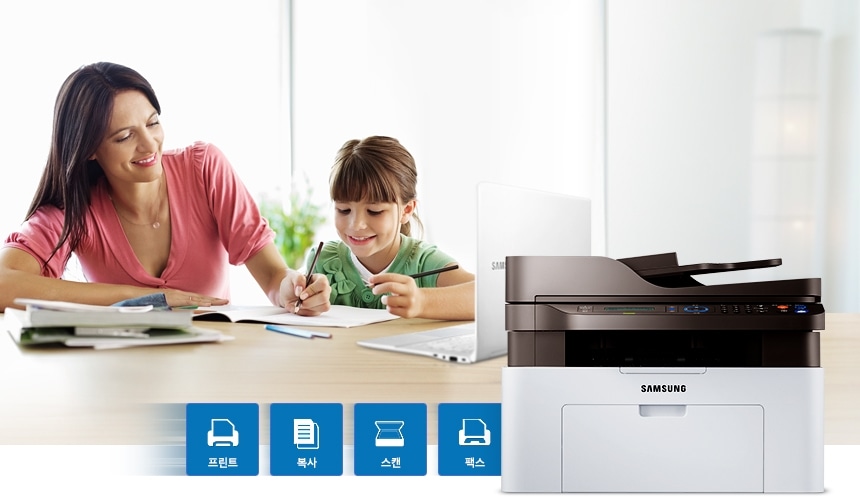 여성과 여자 아이가 색칠 공부를 하는 모습과 프린터, 복사, 스캔, 팩스 기능을 가지고 있는 삼성 SL-M2078FW를 보여주고 있습니다.