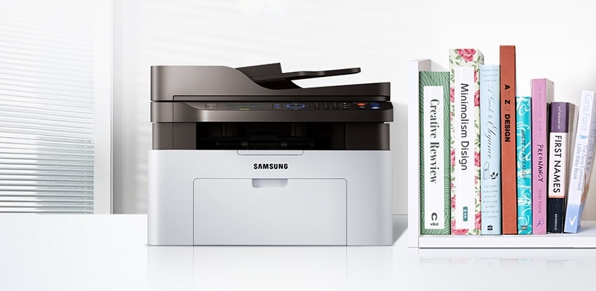 책상 위에 제품이 책꽂이와 함께 놓여져 있습니다. 책꽂이에는 디자인 관련 도서들이 보여집니다.