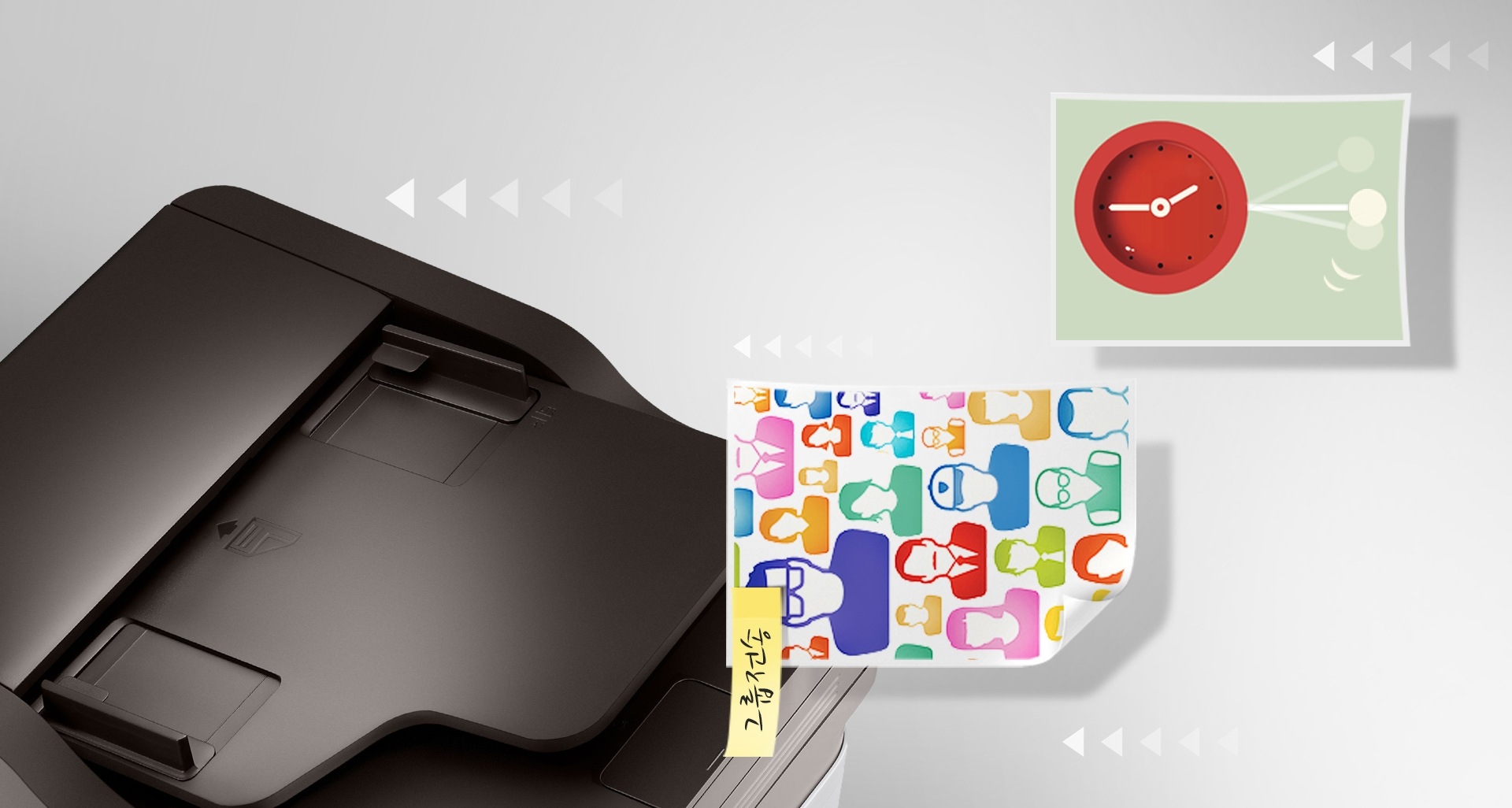 좌측에는 예약전송, 그룹전송 메모가 적혀진 인쇄물이 있고, 오른쪽에는 SL-M2077F 모델의 윗면이 보여진다.